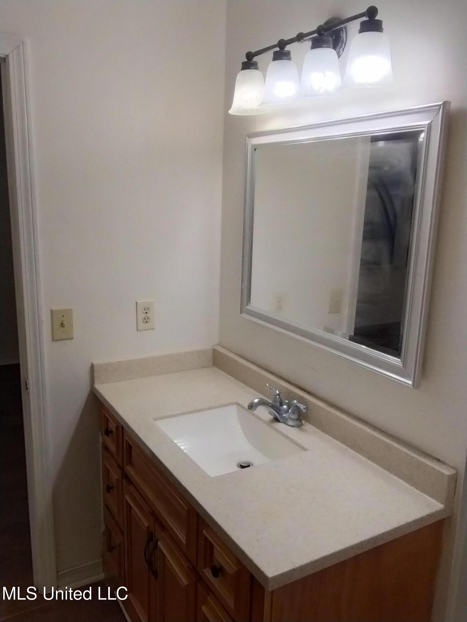 758 Wicklow Place, Unit B Ridgeland, MS 39157 - Photo 18 of 19 Upstairs Bathroom