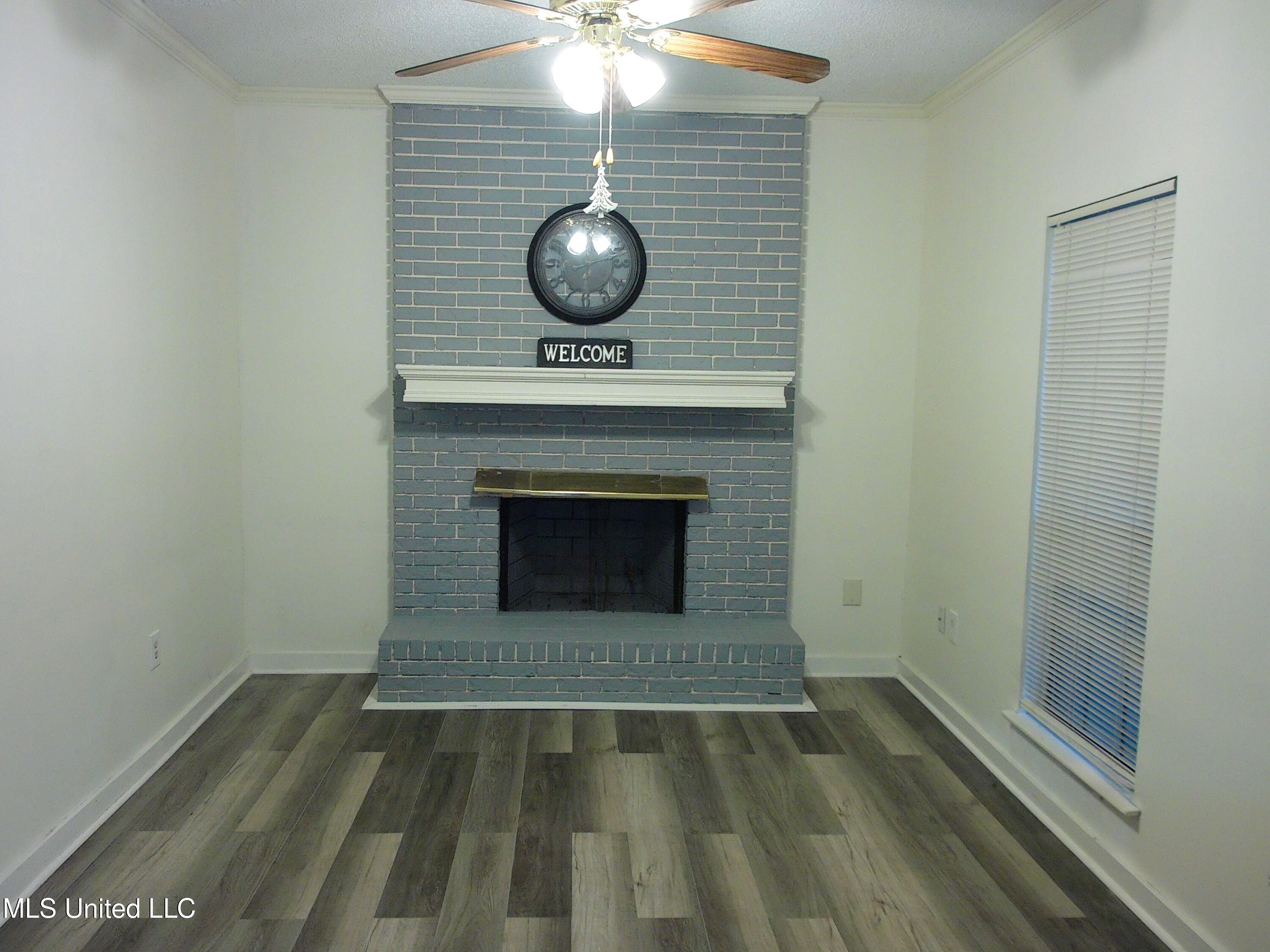758 Wicklow Place, Unit B Ridgeland, MS 39157 - Photo 3 of 19 Fireplace