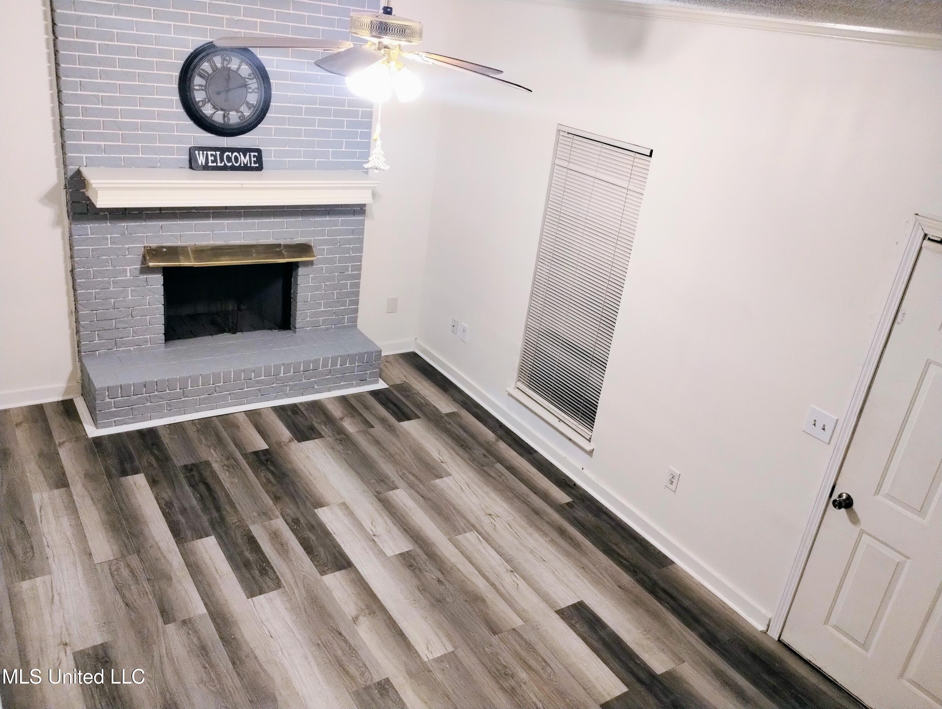 758 Wicklow Place, Unit B Ridgeland, MS 39157 - Photo 4 of 19 Living Room