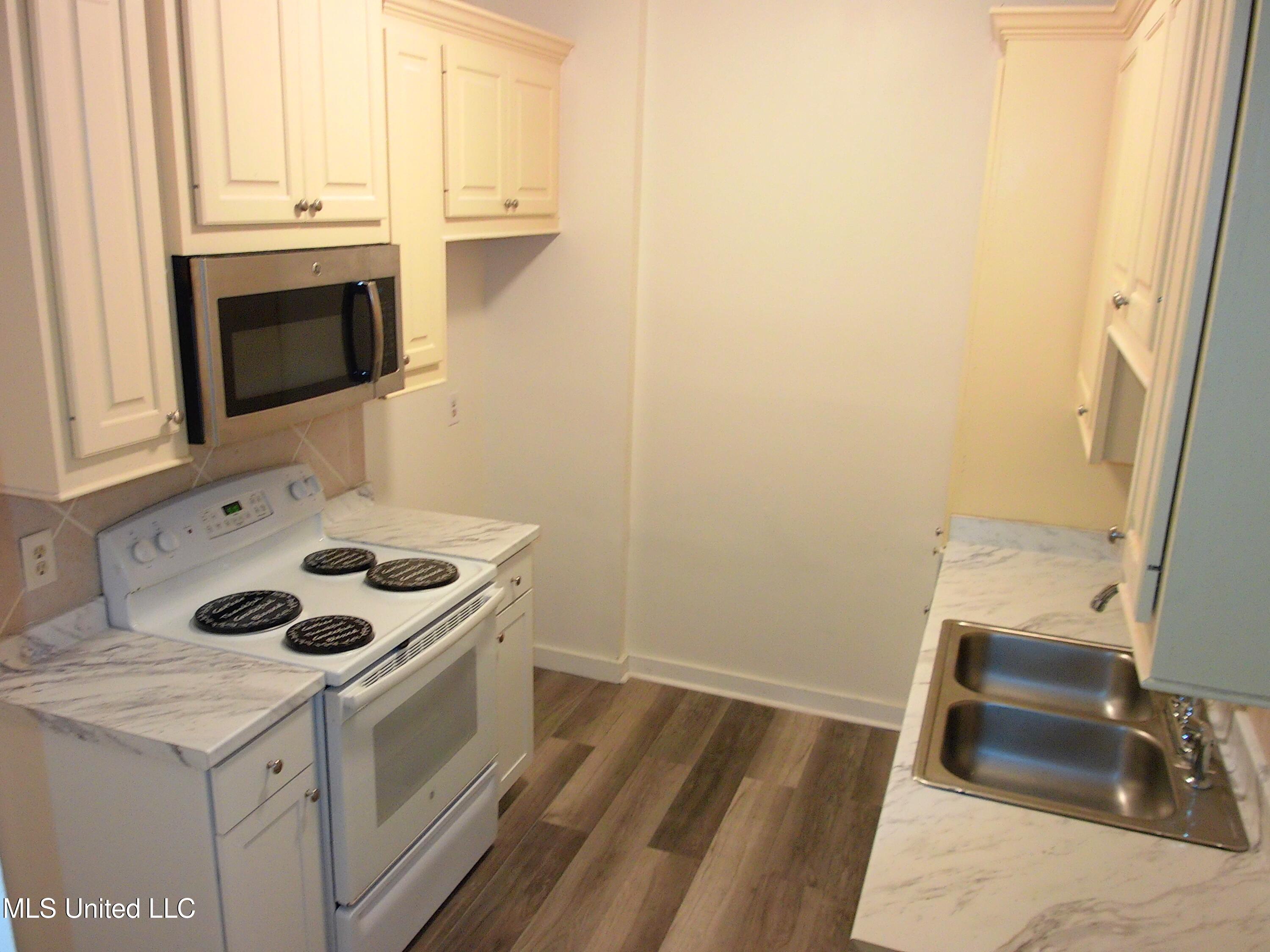 758 Wicklow Place, Unit B Ridgeland, MS 39157 - Photo 5 of 19 Kitchen