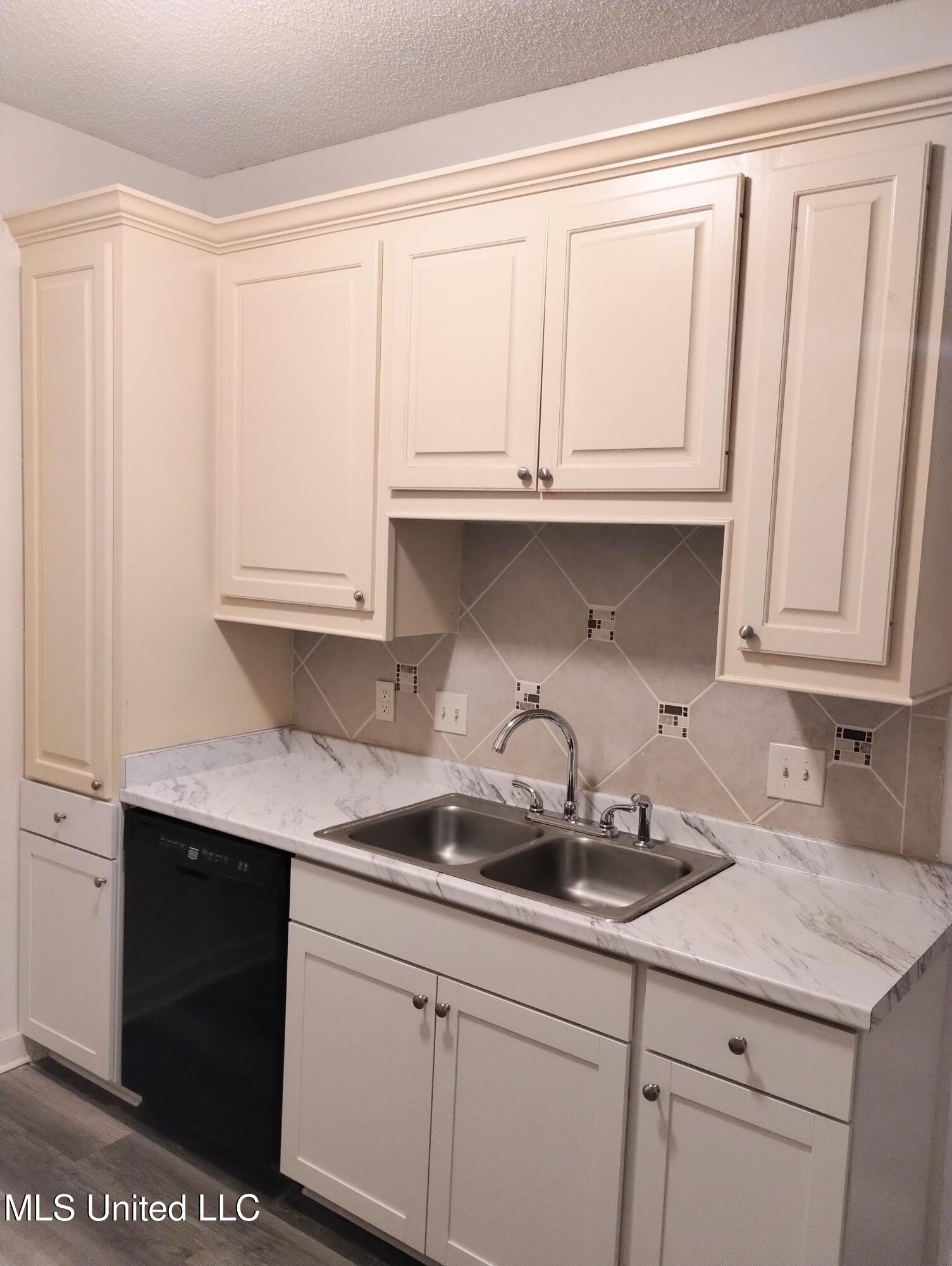 758 Wicklow Place, Unit B Ridgeland, MS 39157 - Photo 6 of 19 Kitchen