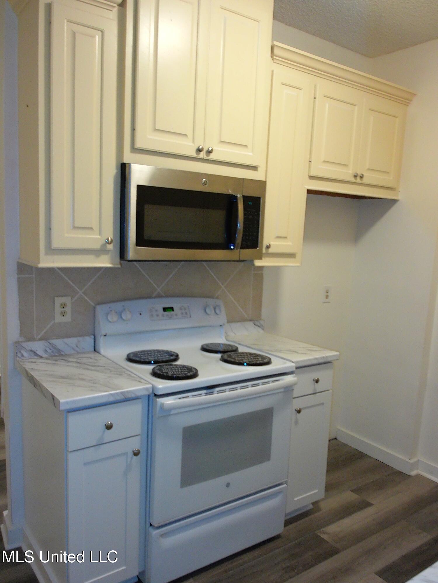758 Wicklow Place, Unit B Ridgeland, MS 39157 - Photo 7 of 19 Kitchen