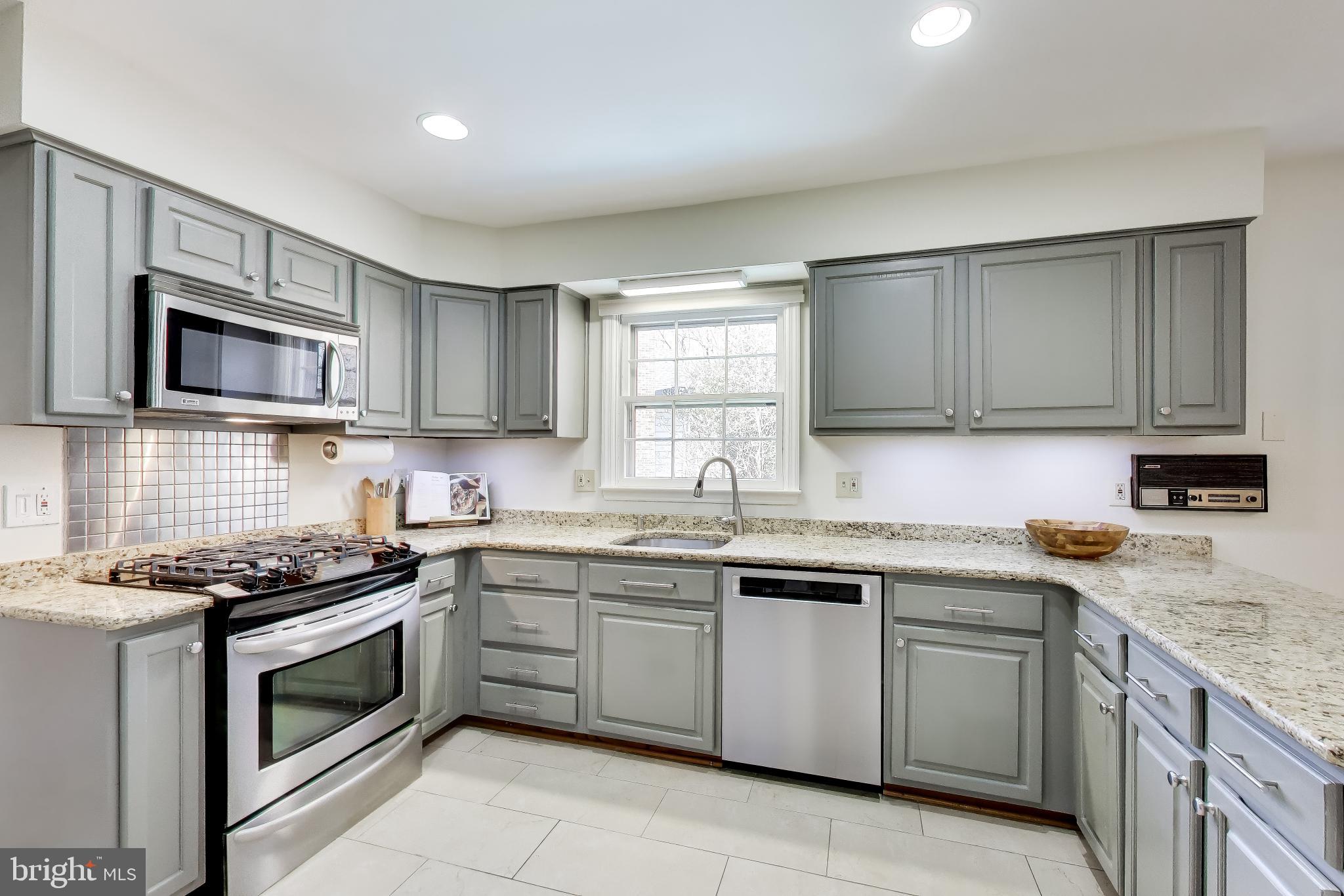 10150 Red Spruce Road Fairfax, VA 22032 - Photo 11 of 70 Kitchen with Stainless Steel Appliances
