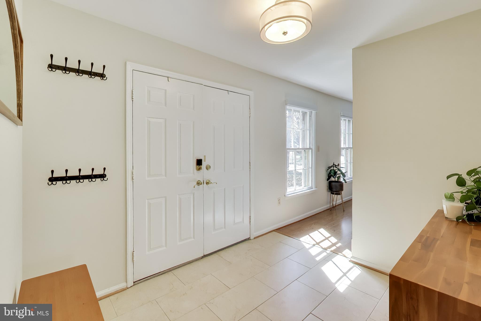 10150 Red Spruce Road Fairfax, VA 22032 - Photo 4 of 70 Inviting Tiled Foyer