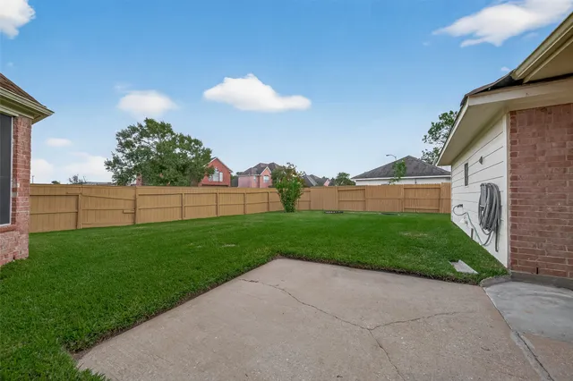 a view of a back yard