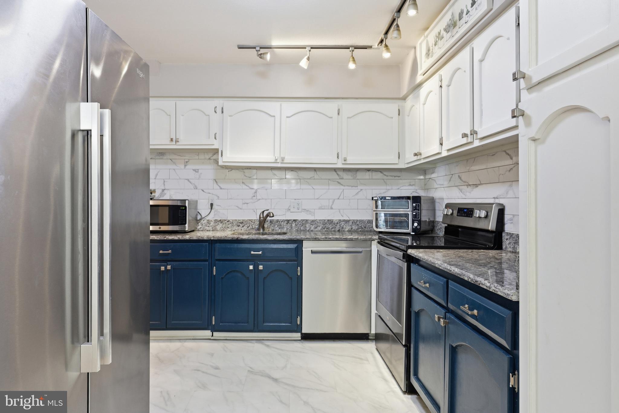 72 Welsh Tract Road, Unit 109 Newark, DE 19713 - Photo 6 of 21 Granite Countertops and Stainless Steel Appliances