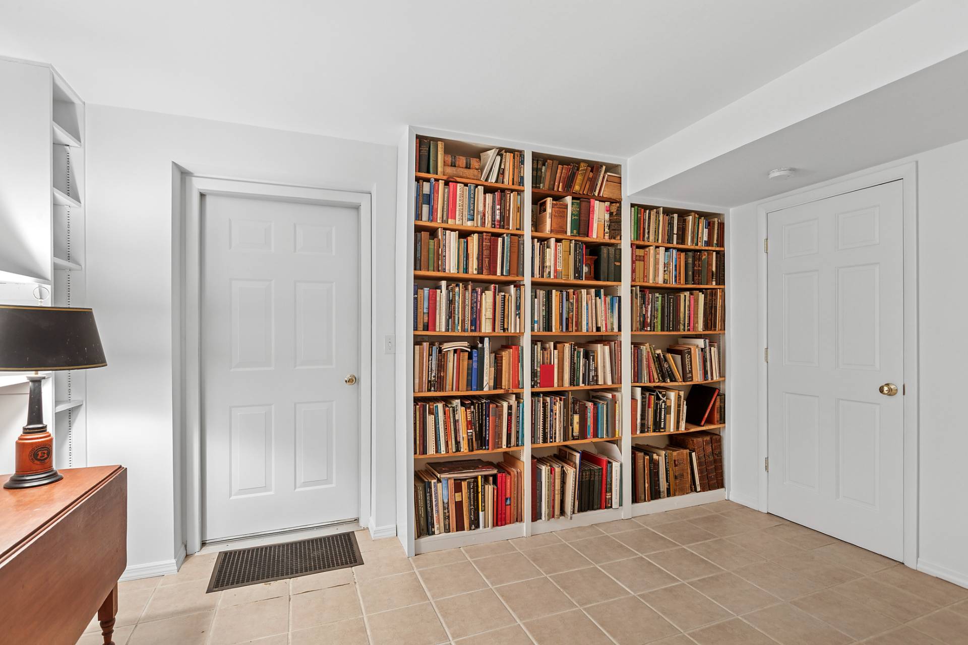 803 Noyack Road Southampton, NY 11968 - Photo 17 of 20 a livingroom with a bookshelf