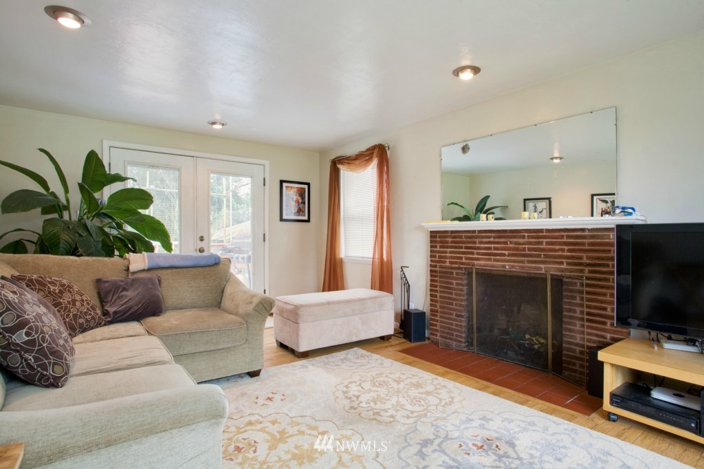 1031 Southwest 117th Street Seattle, WA 98146 - Photo 2 of 8 Gallery Image 2