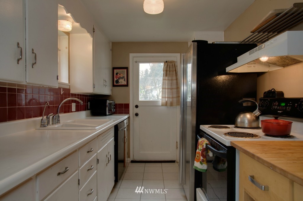 1031 Southwest 117th Street Seattle, WA 98146 - Photo 3 of 8 Gallery Image 3