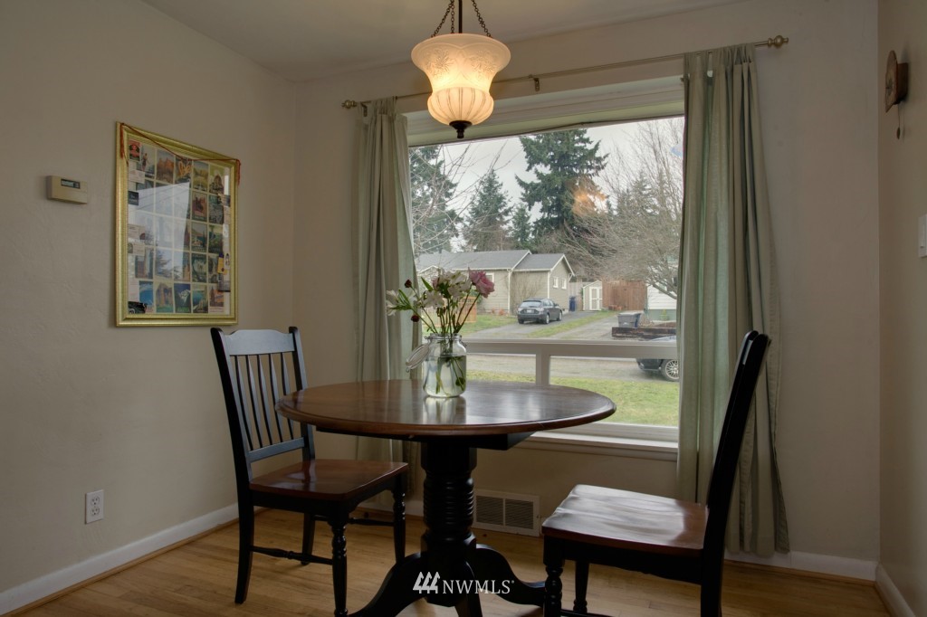 1031 Southwest 117th Street Seattle, WA 98146 - Photo 4 of 8 Gallery Image 4