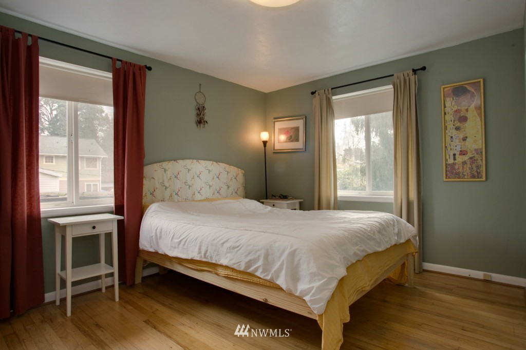 1031 Southwest 117th Street Seattle, WA 98146 - Photo 5 of 8 Gallery Image 5