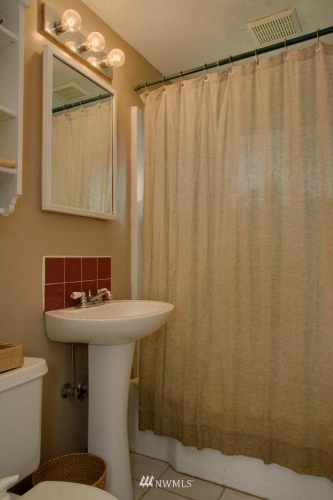 1031 Southwest 117th Street Seattle, WA 98146 - Photo 6 of 8 Gallery Image 6