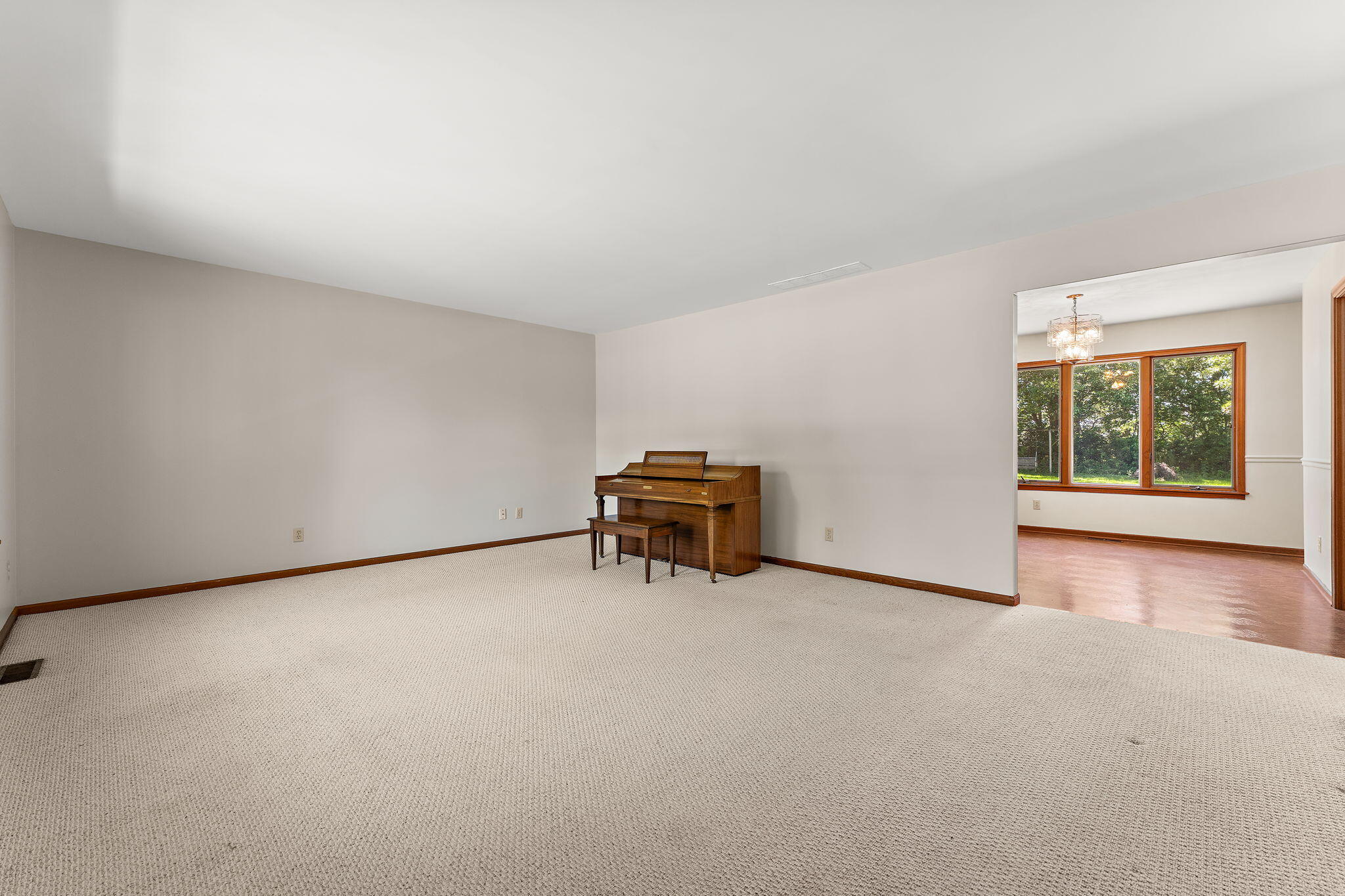 9082 Estates Drive Demotte, IN 46310 - Photo 3 of 20 2048x1365