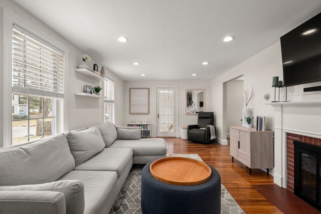 20 Pilgrim Road Reading, MA 01867 - Photo 5 of 35