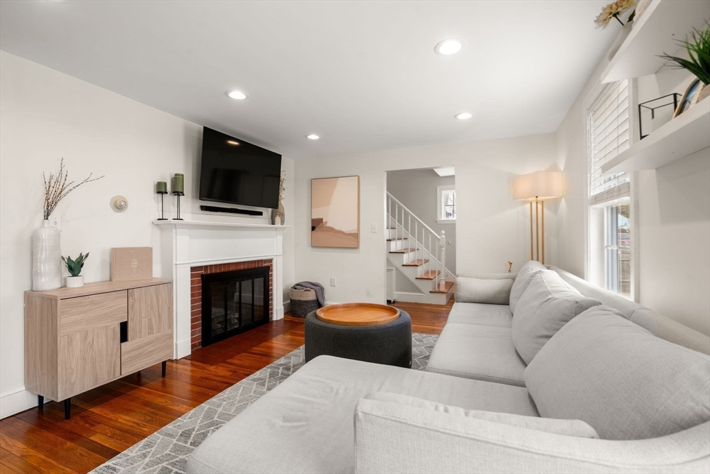 20 Pilgrim Road Reading, MA 01867 - Photo 6 of 35