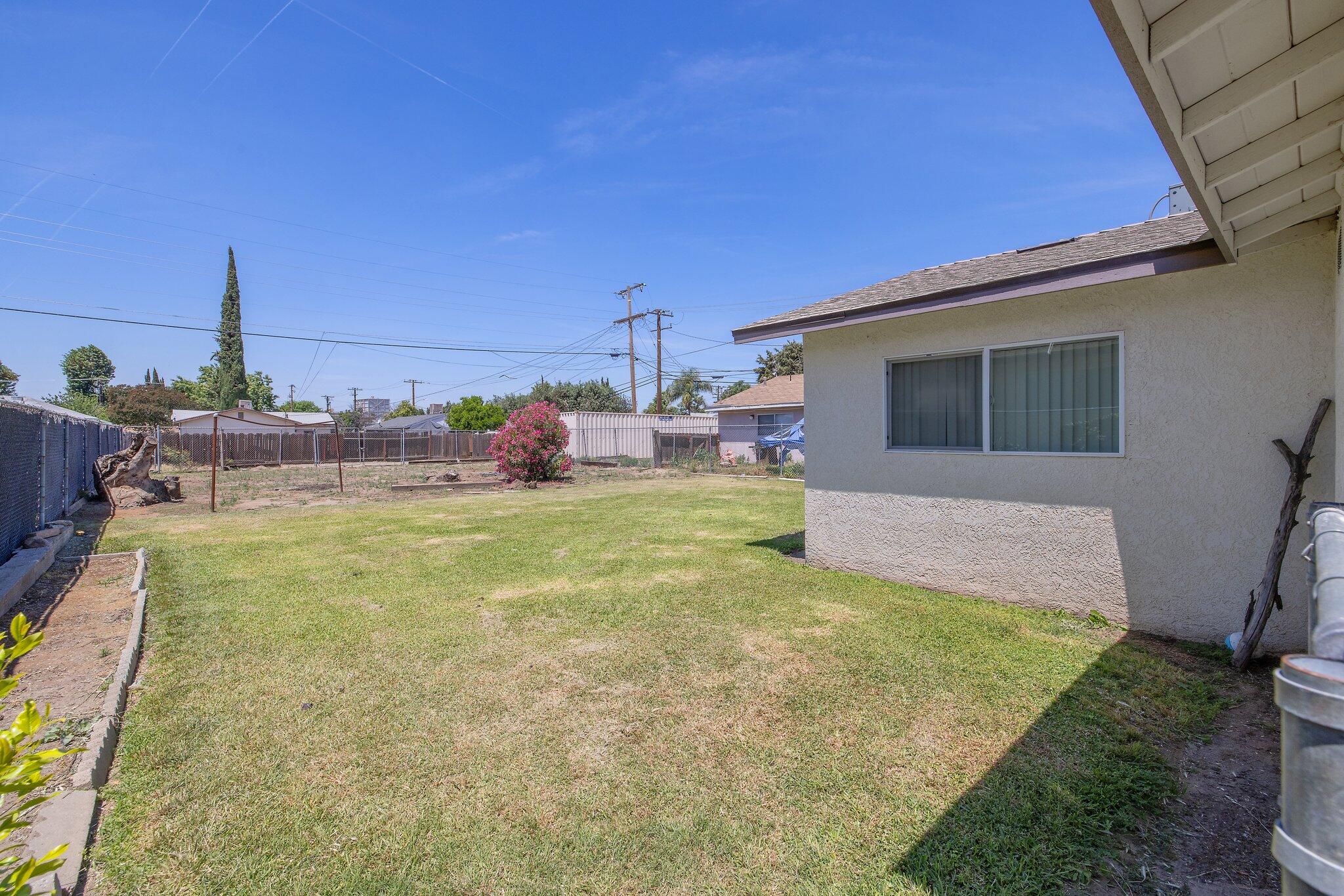 513 South R Street Tulare, CA 93274 - Photo 25 of 29 25-web-or-mls-713A5395