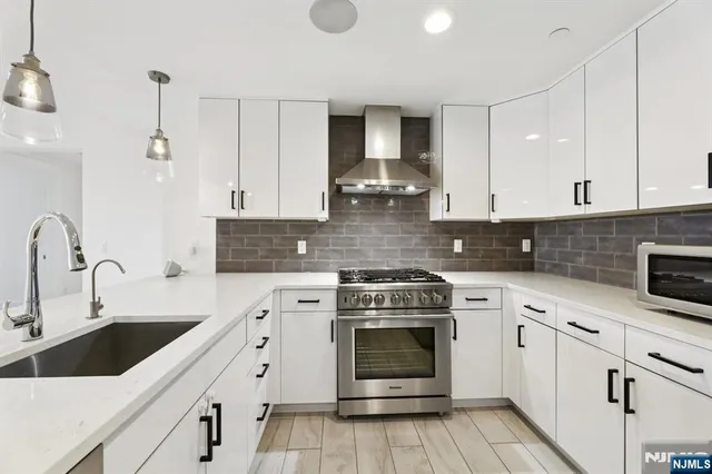 $949,000 | 209-211 Hackensack Plank Road, Unit 5B, Weehawken, NJ 07086