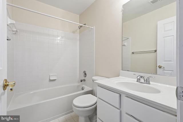 15683 Avocet Loop Woodbridge, VA 22191 - Photo 32 of 38 a bathroom with a sink toilet a bathtub and shower