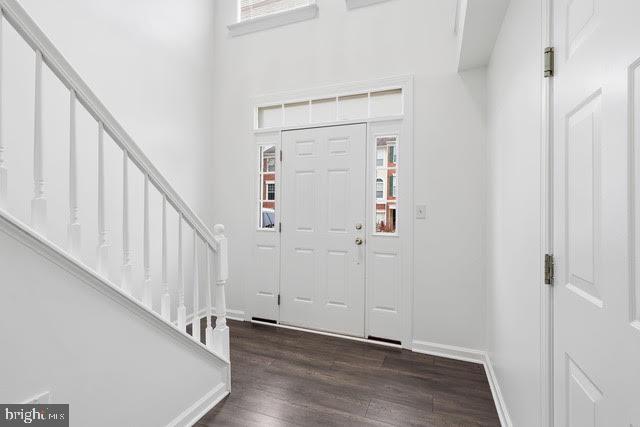 15683 Avocet Loop Woodbridge, VA 22191 - Photo 5 of 38 a view of a hallway with wooden floor and entryway