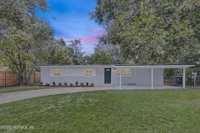 a view of a house with a yard