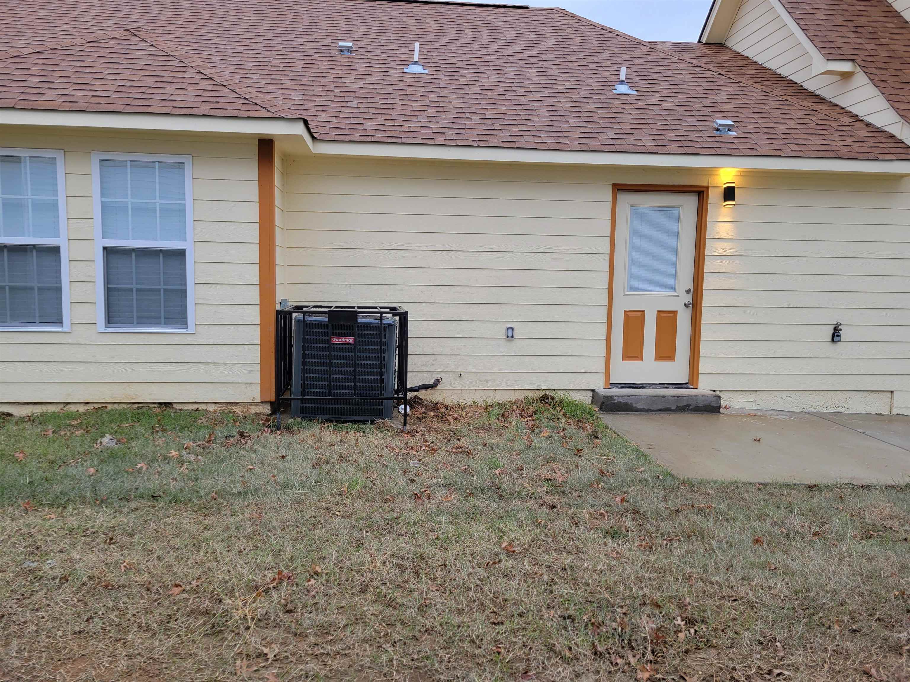 251 East Mitchell Road Memphis, TN 38109 - Photo 24 of 24 Rear view of property featuring a yard