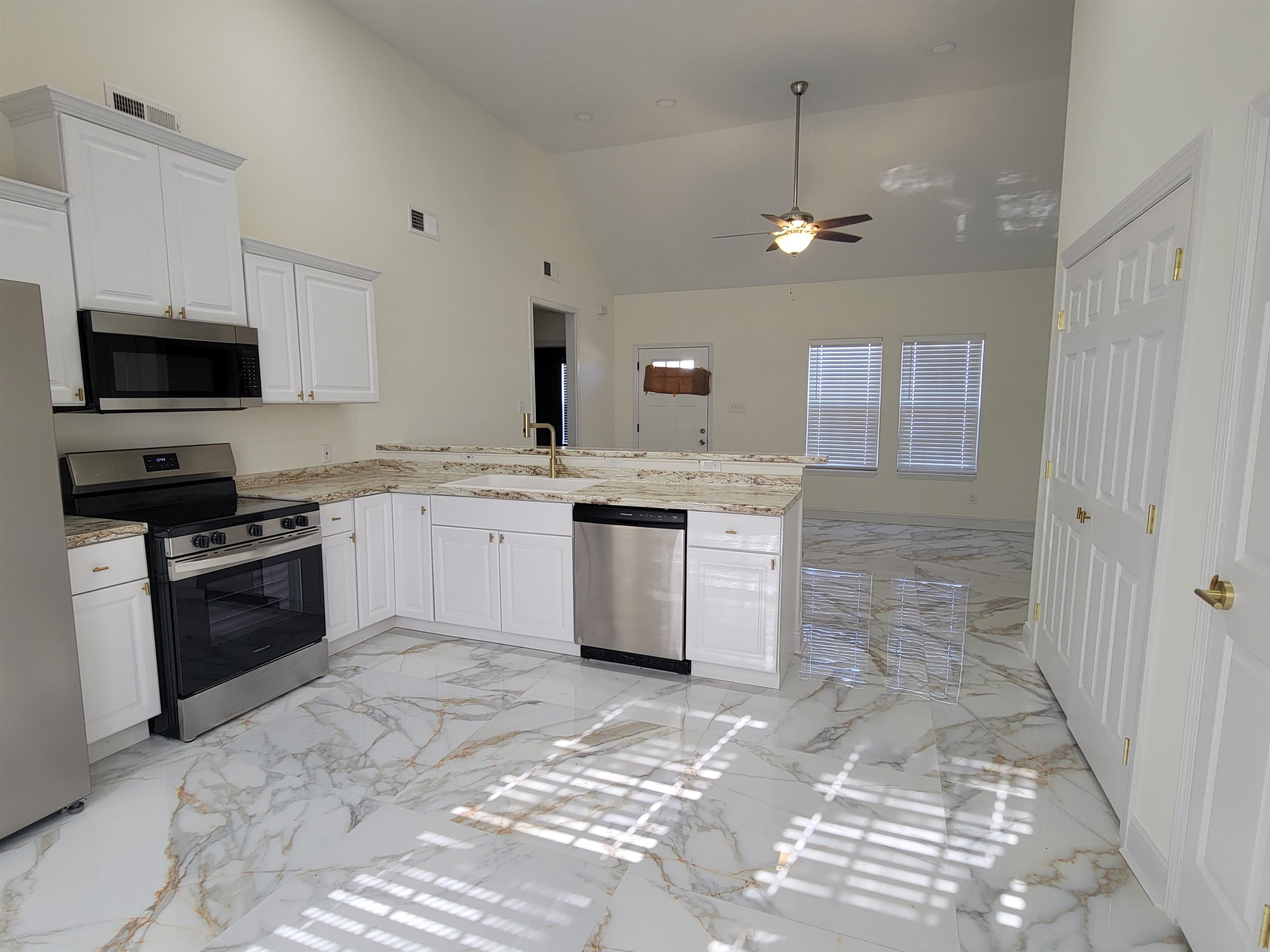 251 East Mitchell Road Memphis, TN 38109 - Photo 7 of 24 Kitchen with kitchen peninsula, sink, white cabinets, and stainless steel appliances