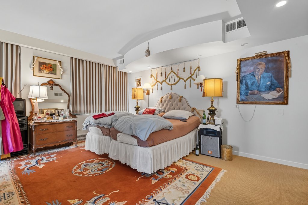 1000 North Lake Shore Plaza, Unit 13A Chicago, IL 60611 - Photo 20 of 30 a bedroom with a bed and a couch