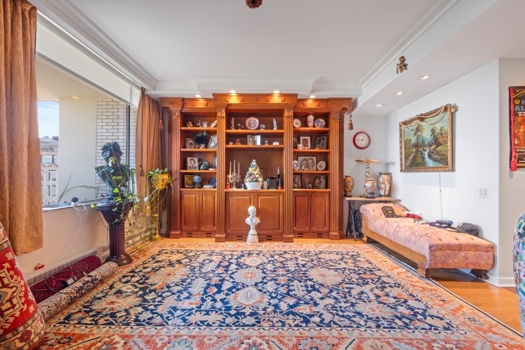 1000 North Lake Shore Plaza, Unit 13A Chicago, IL 60611 - Photo 10 of 30 a living room with furniture