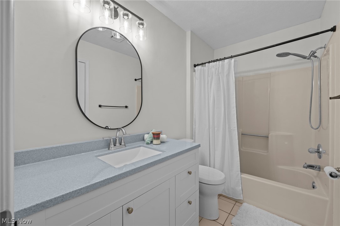 73 Lethbridge Lane Akron, OH 44321 - Photo 34 of 44 2nd-floor Full Bath is shared by BRs 2-3.
