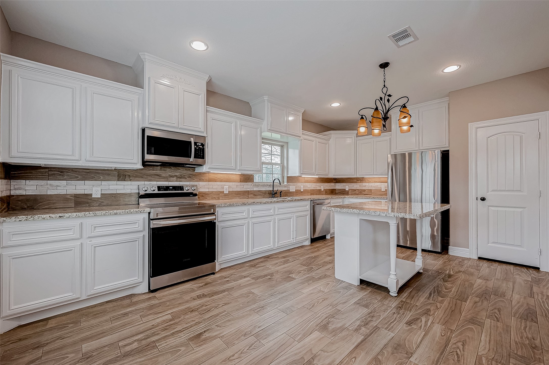 11 Bluebonnet Trinity, TX 75862 - Photo 14 of 46 a kitchen with granite countertop a refrigerator stove top oven and sink