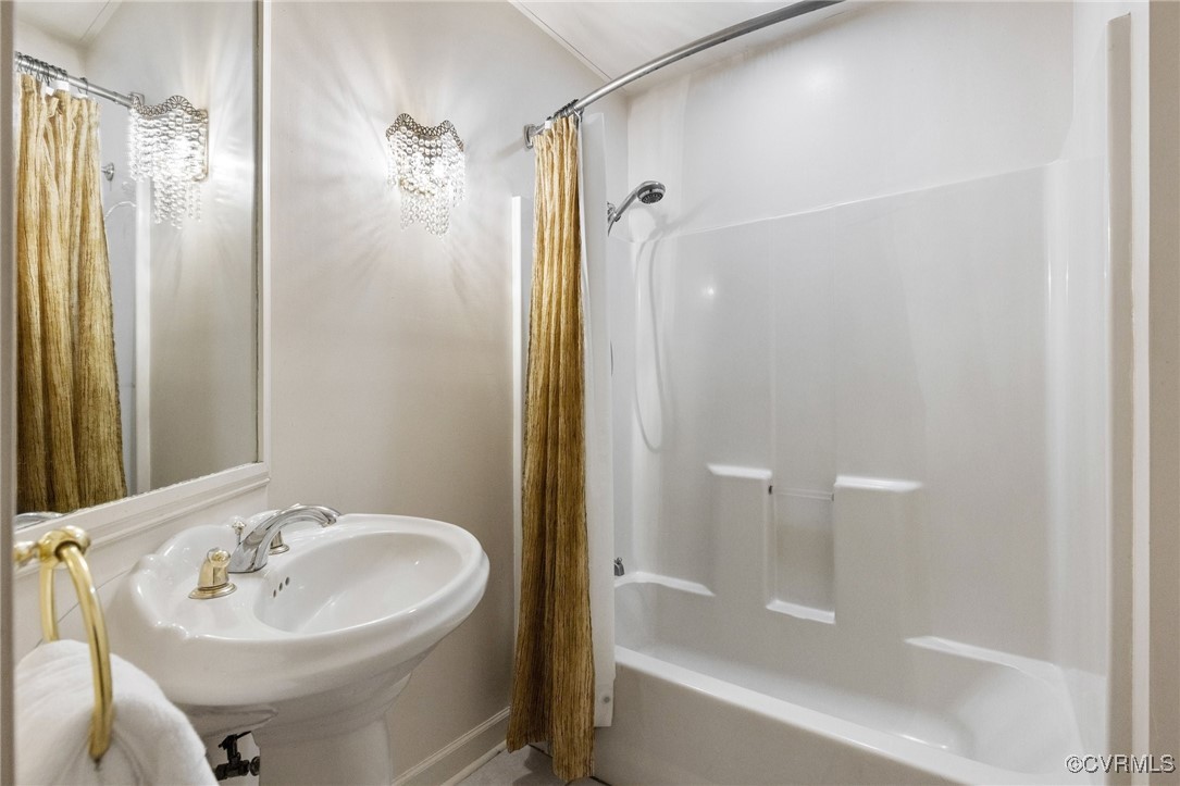 126 Beverly Road Ashland, VA 23005 - Photo 18 of 30 a bathroom with a sink shower and a mirror