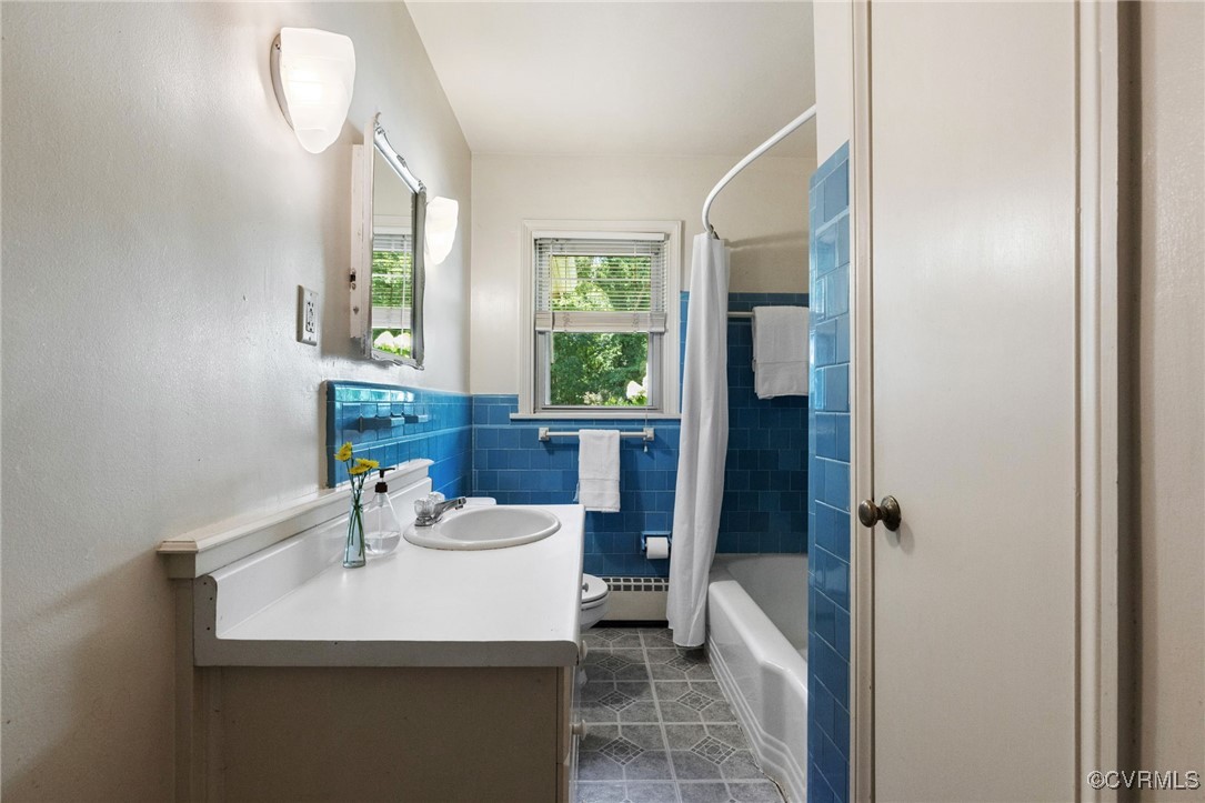 126 Beverly Road Ashland, VA 23005 - Photo 19 of 30 a bathroom with a sink toilet and a mirror
