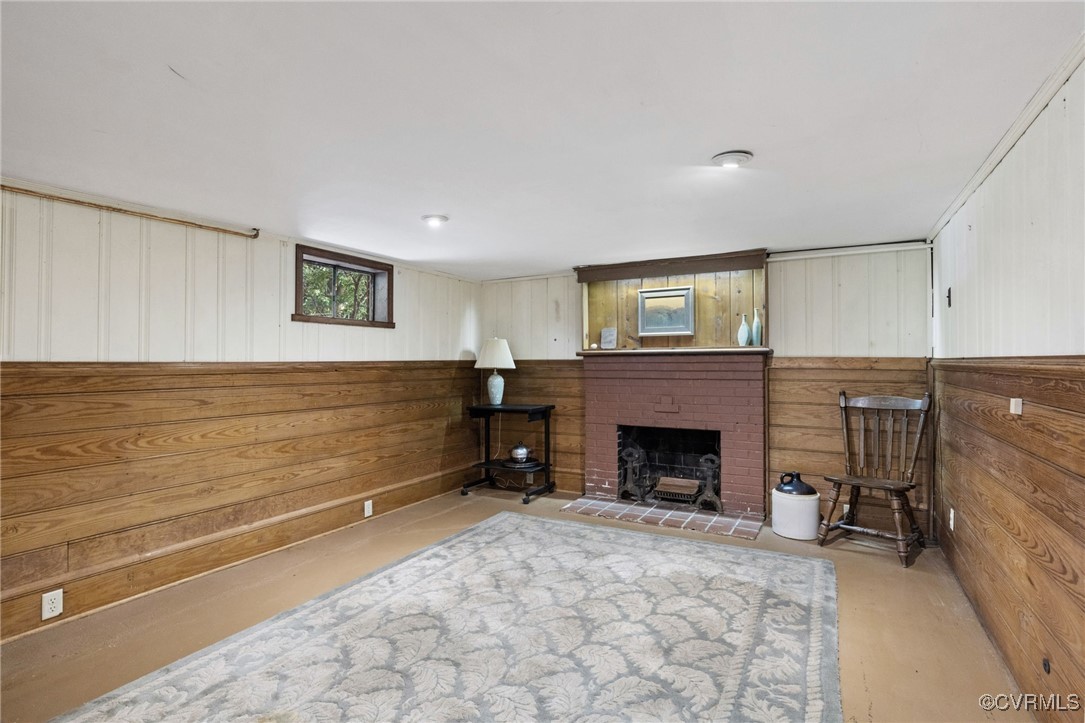 126 Beverly Road Ashland, VA 23005 - Photo 21 of 30 a room with a fireplace and a couch