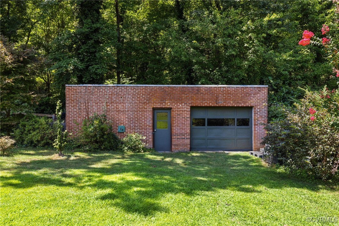 126 Beverly Road Ashland, VA 23005 - Photo 29 of 30 a backyard of a house with plants and large tree