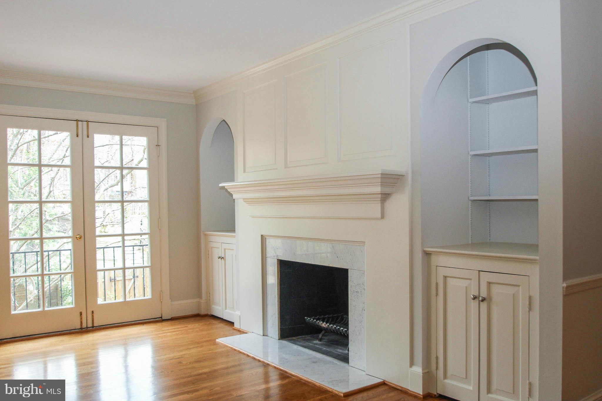6413 Wainfleet Court Springfield, VA 22152 - Photo 11 of 30 Living Room