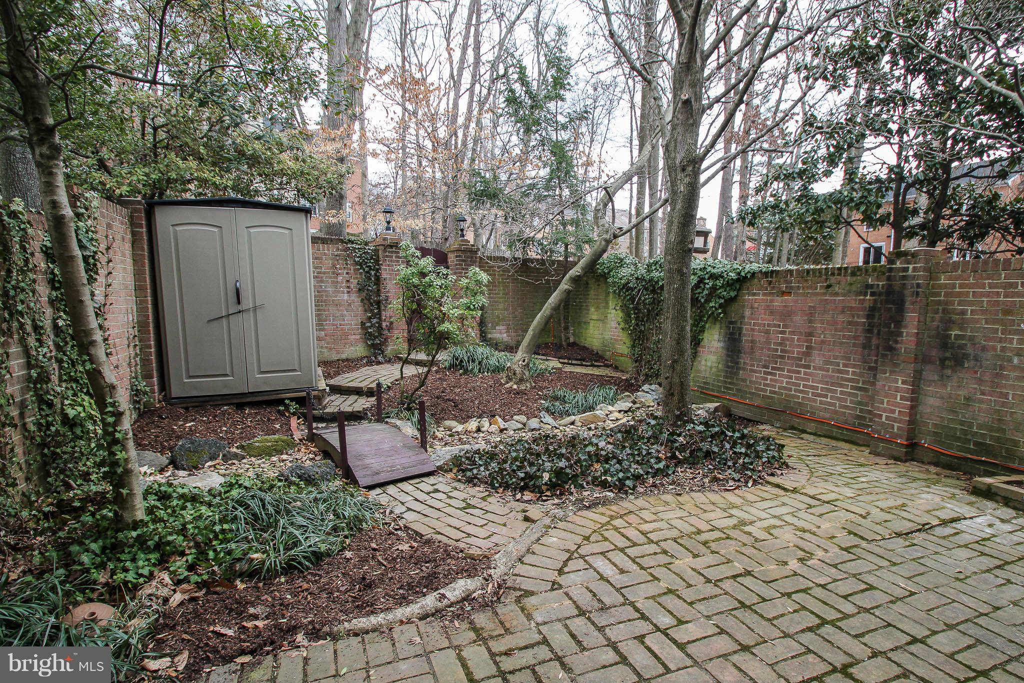 6413 Wainfleet Court Springfield, VA 22152 - Photo 8 of 30 Exterior (Rear)
