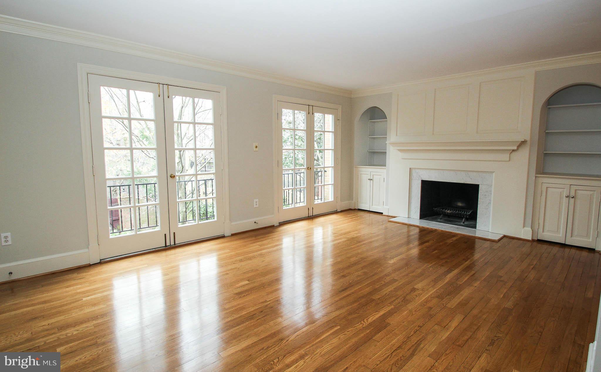 6413 Wainfleet Court Springfield, VA 22152 - Photo 10 of 30 Living Room