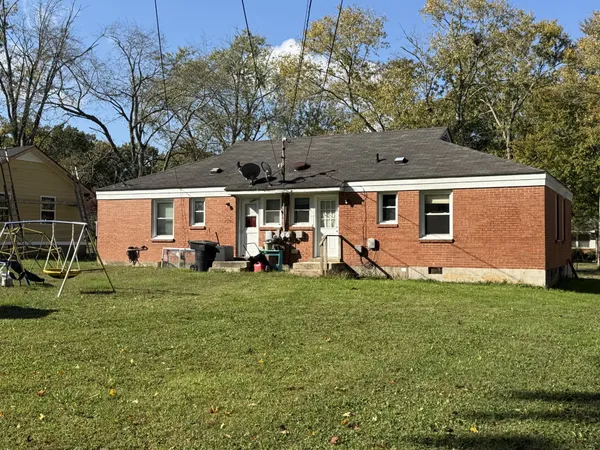 a view of a house with a backyard