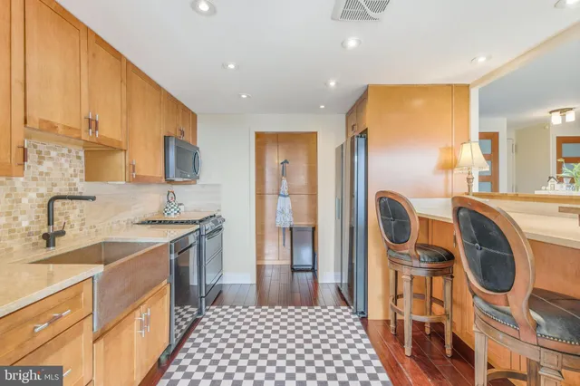 a picture of a lake view