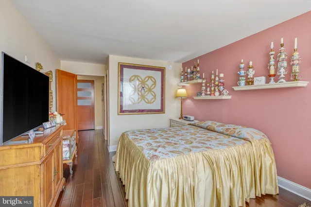 a view of a double vanity kitchen