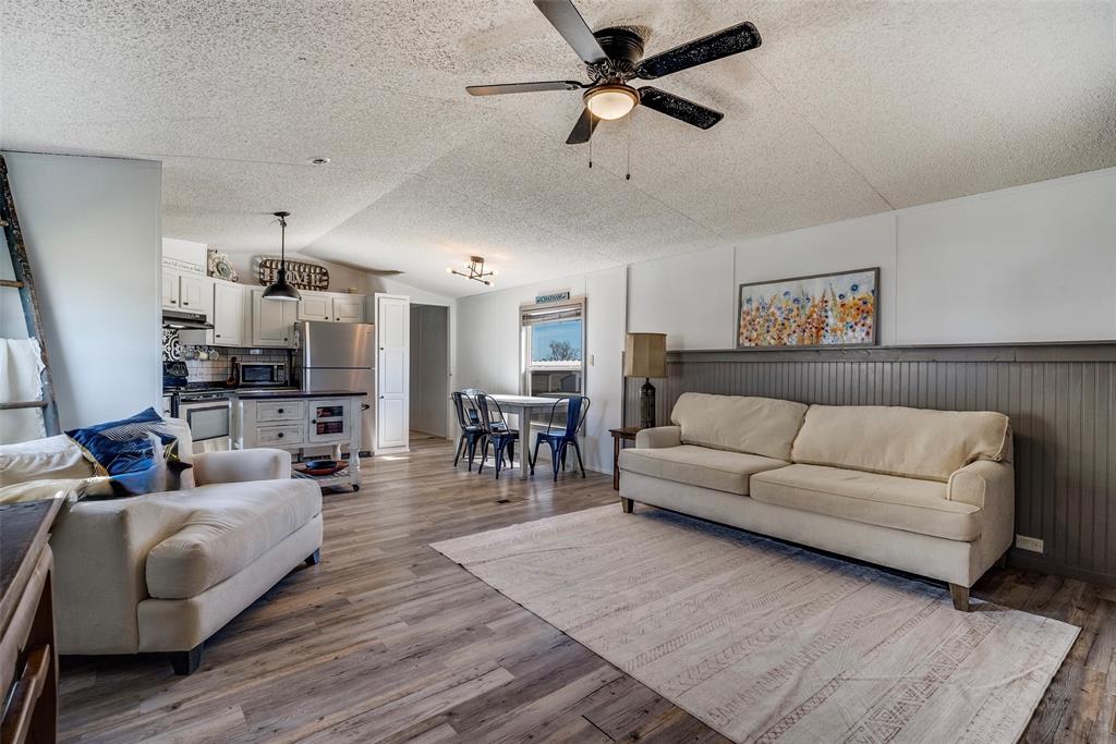 212 Farmhouse Road Springtown, TX 76082 - Photo 3 of 12