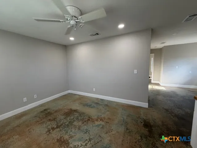 $900 | 502 Willow Avenue, Unit A, Luling, TX 78648