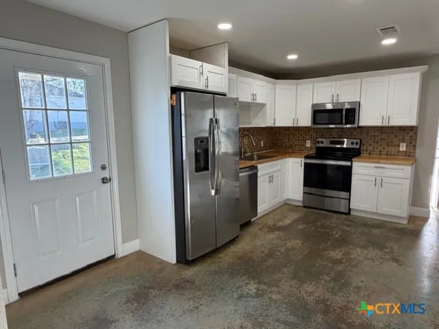 $900 | 502 Willow Avenue, Unit A, Luling, TX 78648