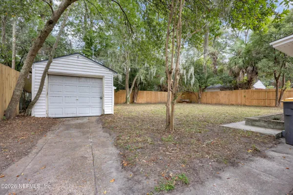 a view of a backyard