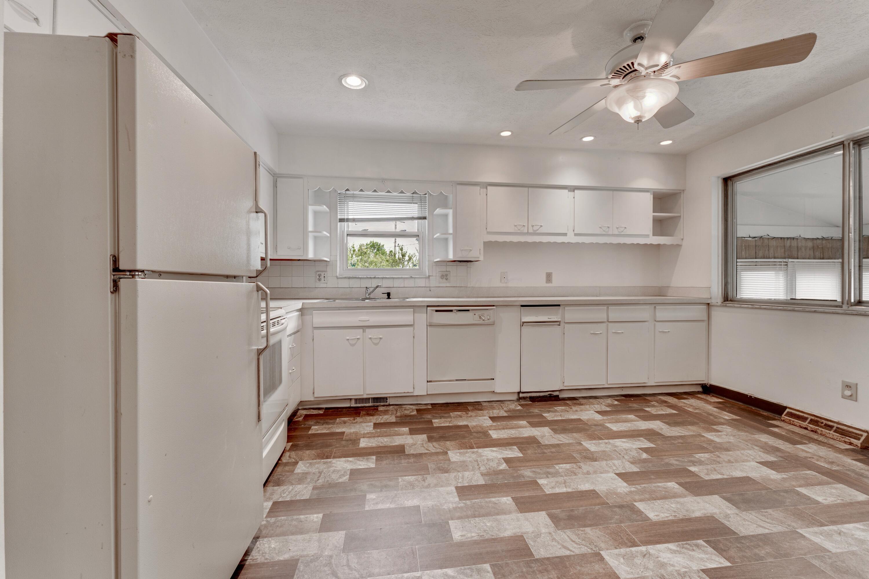 5422 Hazelwood Road Columbus, OH 43229 - Photo 7 of 34 Kitchen