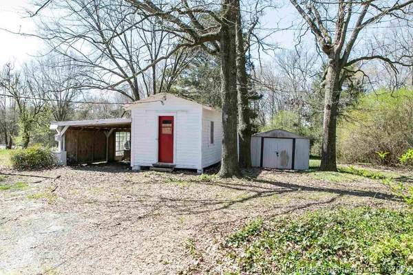 a view of yard with trees