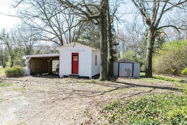 a view of yard with trees