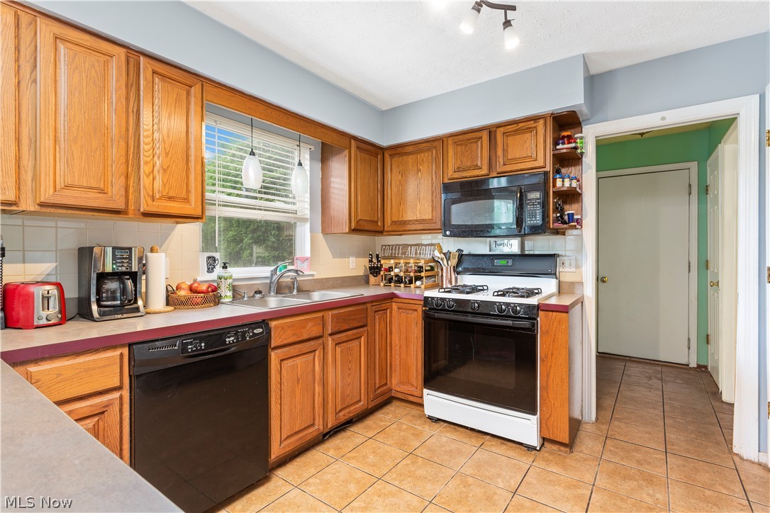 2483 Tallmadge Road Ravenna, OH 44266 - Photo 4 of 35