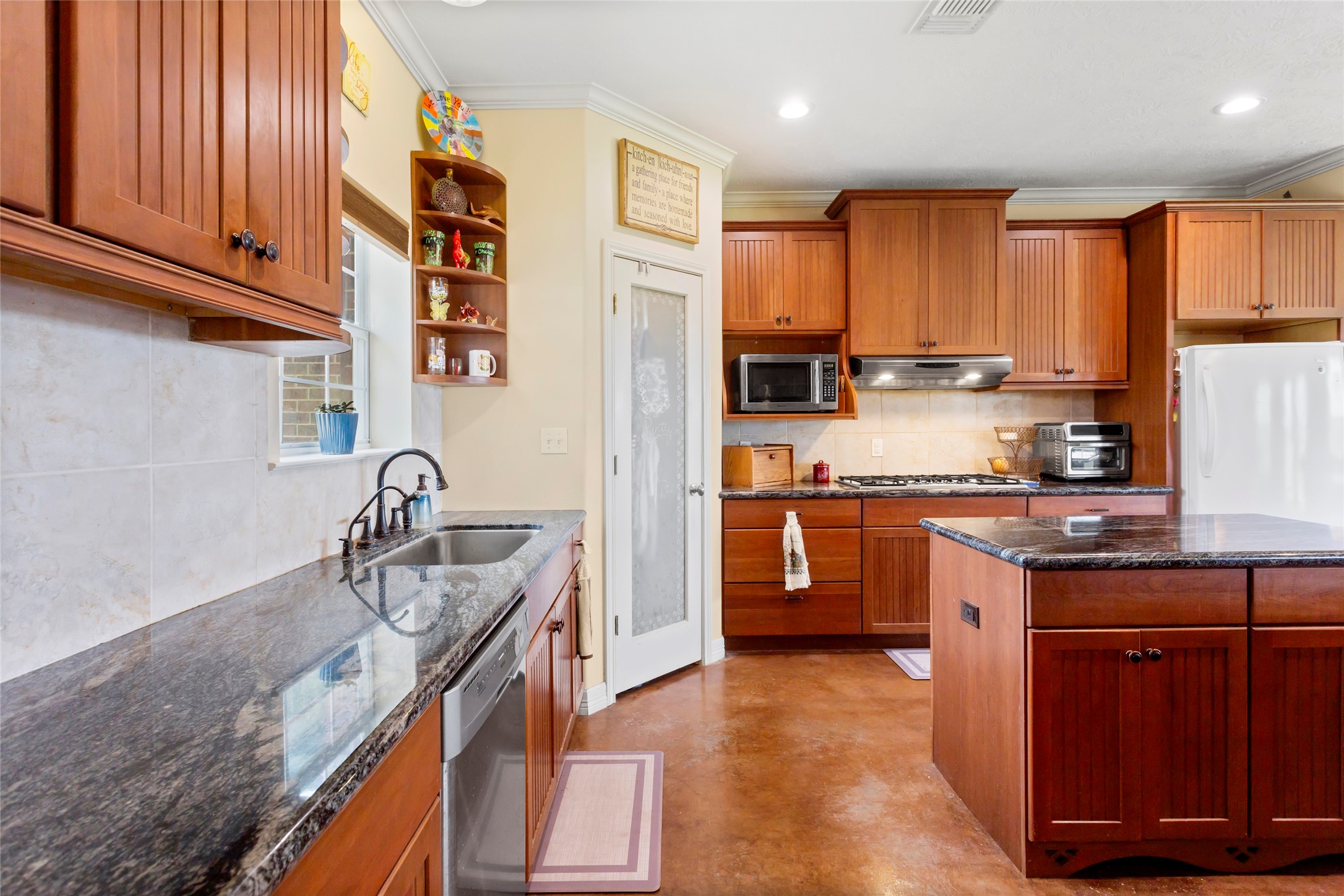 5750 Cedar Hill Road Brenham, TX 77833 - Photo 21 of 46 Kitchen highlights include a spacious garden sink, abundant pantry space, and a 5-burner gas cooktop. This home also comes equipped with the added value of reverse osmosis and a water softener.