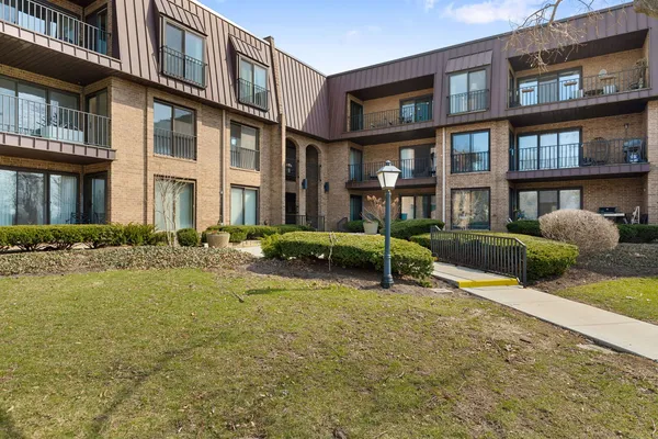$325,000 | 2 The Court Of Harborside, Unit 207, Northbrook, IL 60062